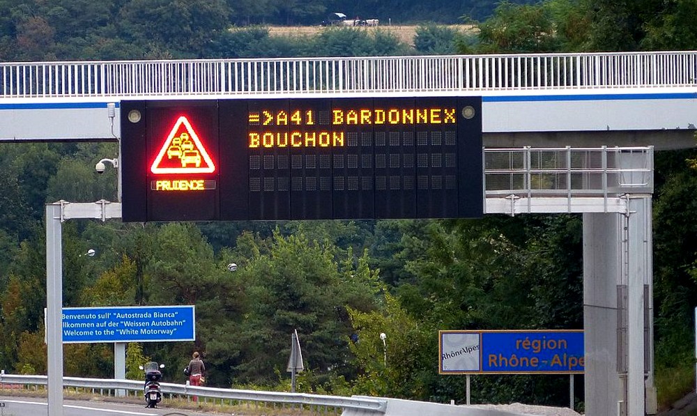 Circulation routière : pourquoi utiliser des panneaux à LED ?