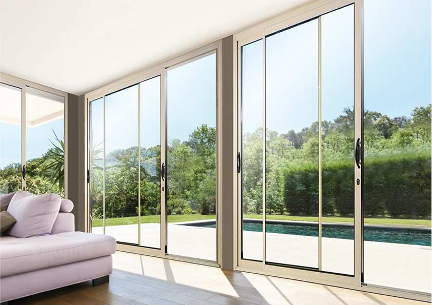 Fenêtre ou porte-fenêtre et baie vitrée : comment apporter un peu plus de luminosité dans votre pièce à vivre ?