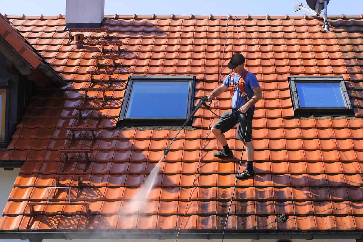 3 étapes d’entretien de toit par un couvreur à Sainte-Geneviève-des-Bois